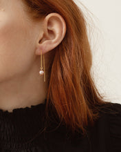 Load image into Gallery viewer, Pink Freshwater Pearl Threader Earrings